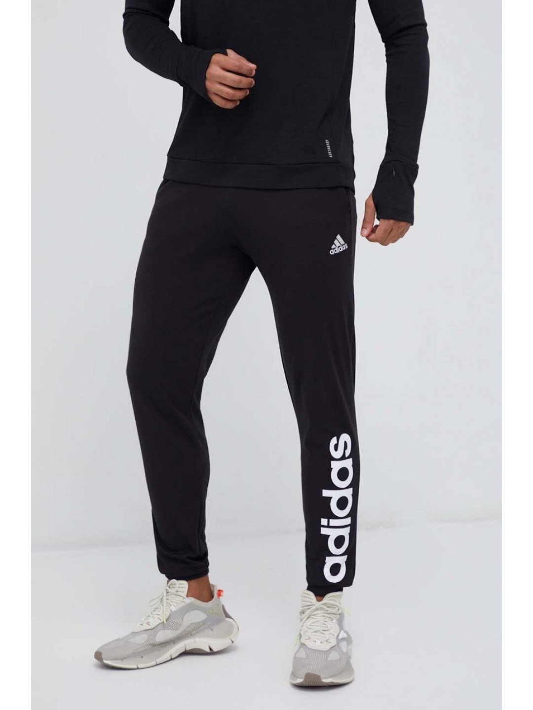 Tréninkové kalhoty adidas černá barva s potiskem