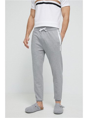 Bavlněné kalhoty BOSS šedá barva s potiskem