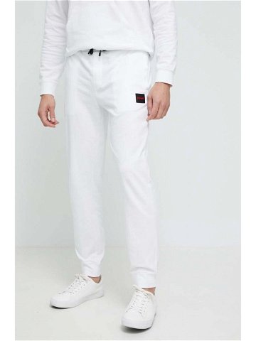 Bavlněné kalhoty HUGO bílá barva s potiskem