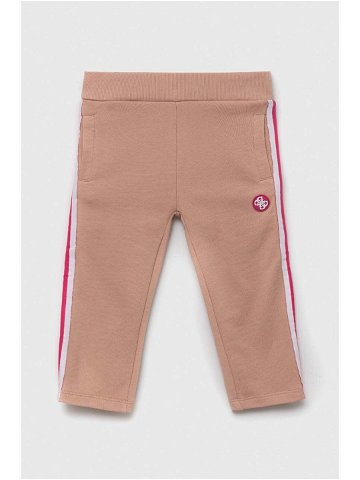 Dětské bavlněné kalhoty Guess růžová barva s aplikací