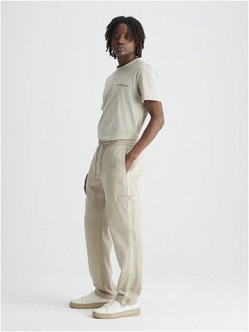 Calvin Klein Jeans Teplákové kalhoty Logo Tape J30J324376 Béžová Relaxed Fit