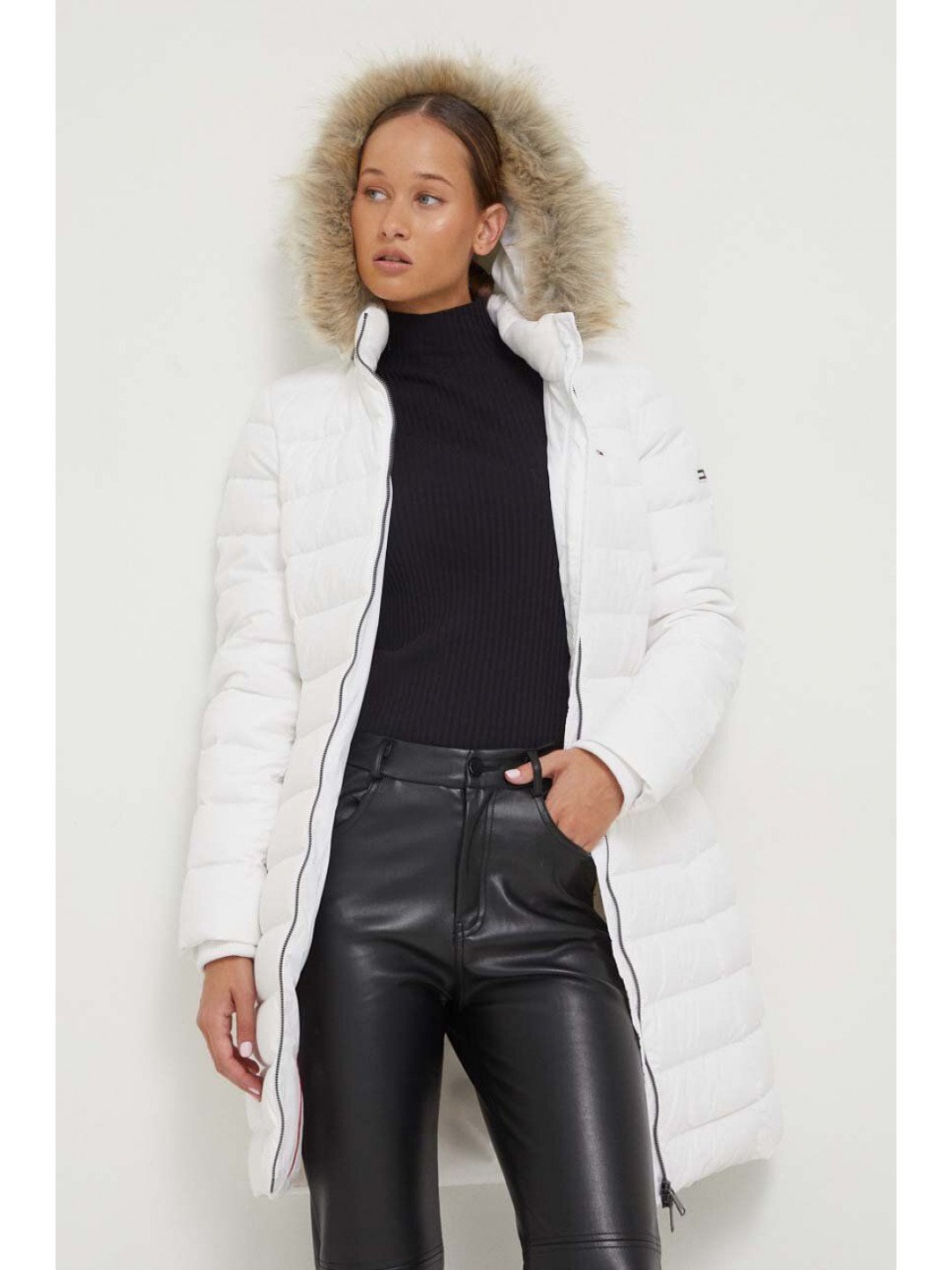 Péřová bunda Tommy Jeans dámská bílá barva zimní DW0DW09060