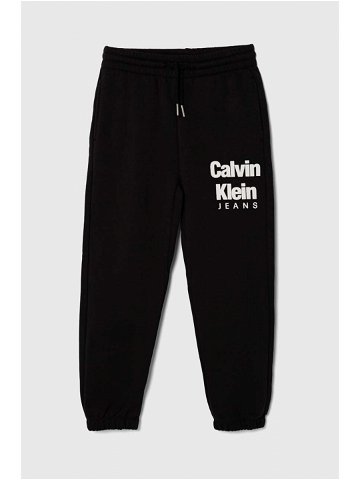 Dětské tepláky Calvin Klein Jeans černá barva s potiskem