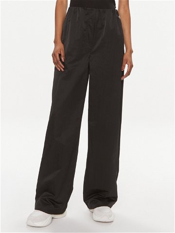 Calvin Klein Jeans Kalhoty z materiálu Soft Crinkle J20J223122 Černá Relaxed Fit
