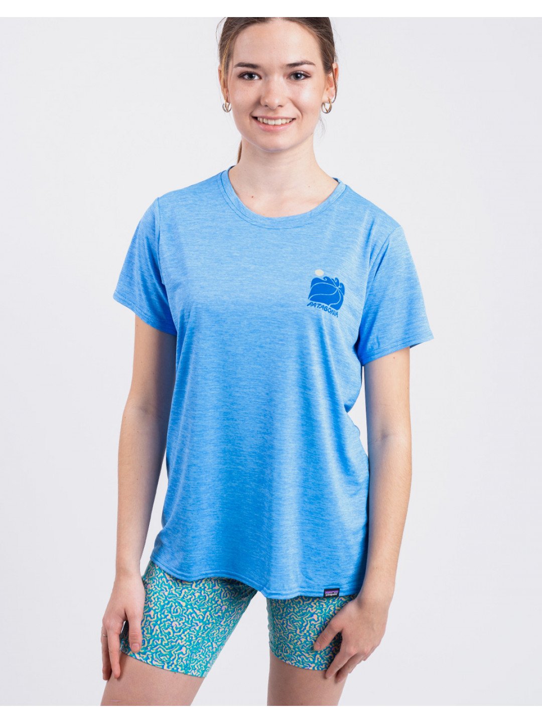 Tričko Patagonia W s Cap Cool Daily Graphic Shirt – Waters Sunrise Rollers Vessel Blue X-Dye