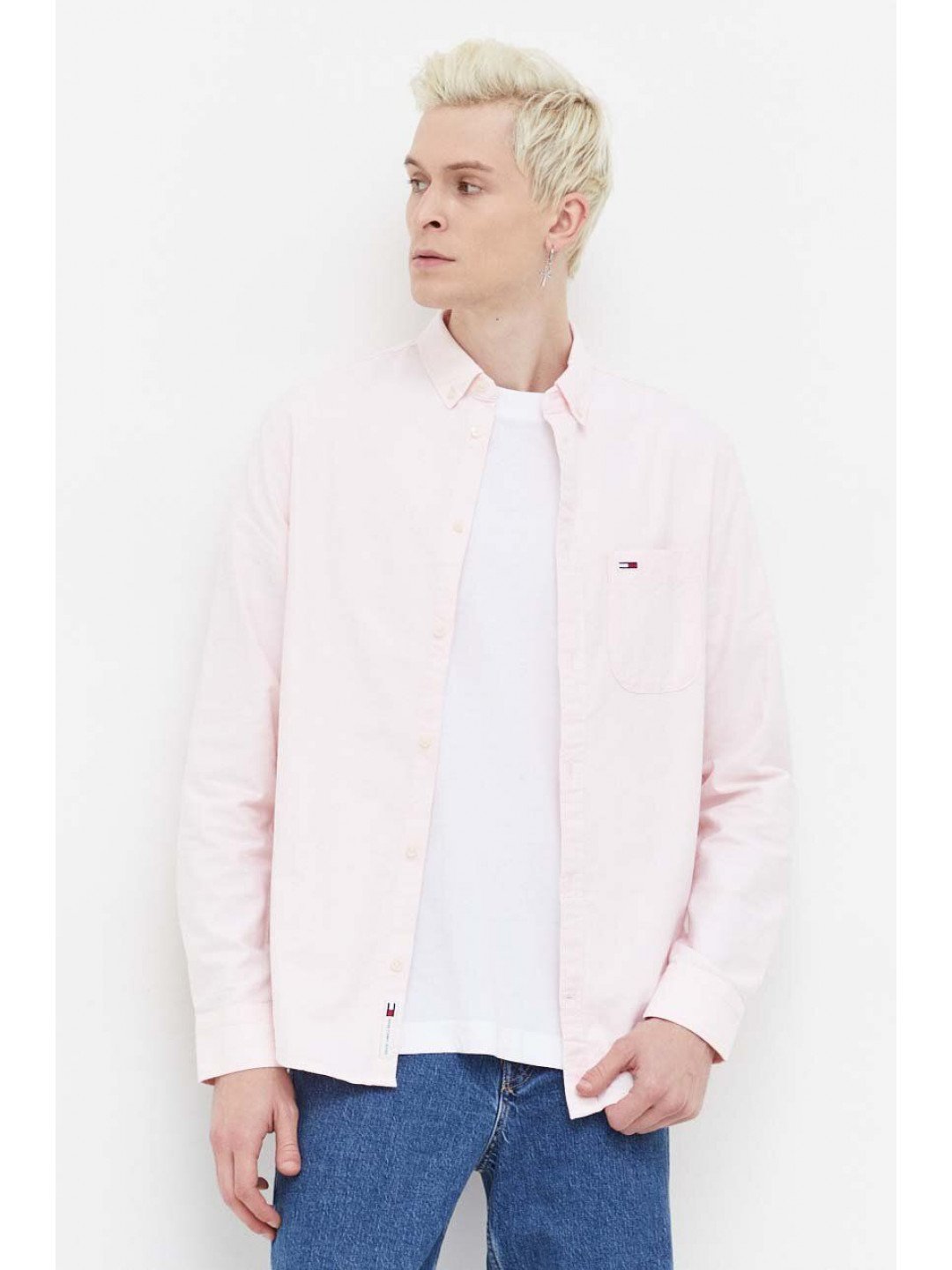 Košile Tommy Jeans růžová barva regular s límečkem button-down DM0DM18335