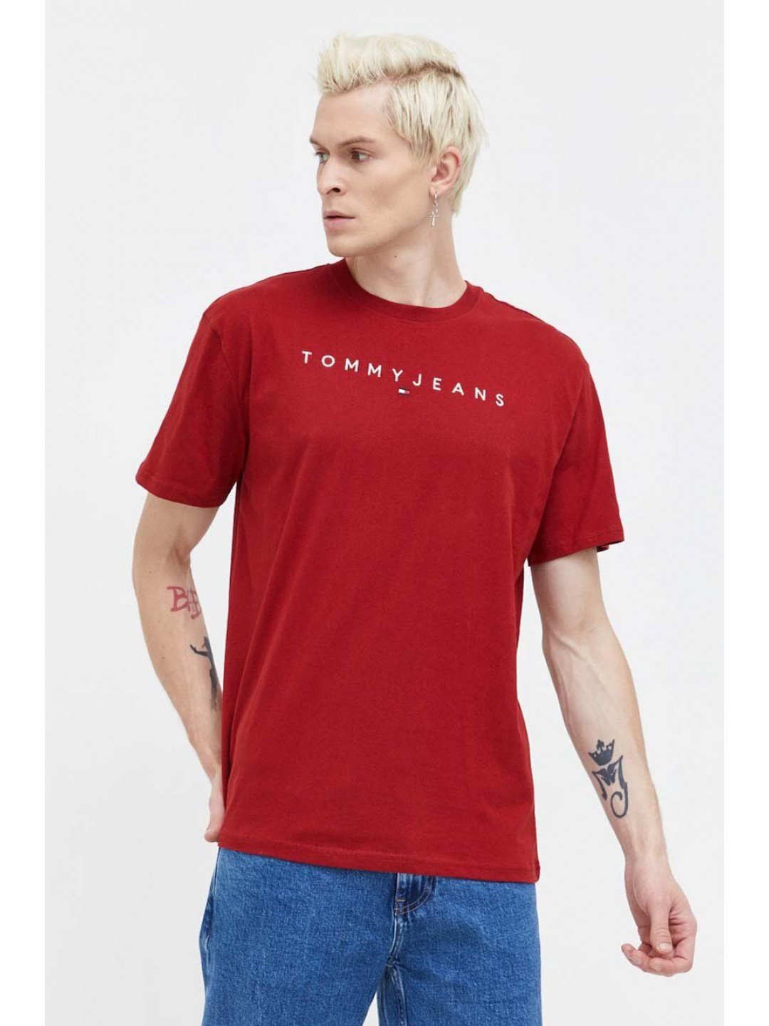 Bavlněné tričko Tommy Jeans vínová barva s aplikací DM0DM17993