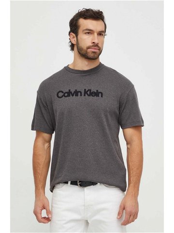 Bavlněné tričko Calvin Klein šedá barva s aplikací