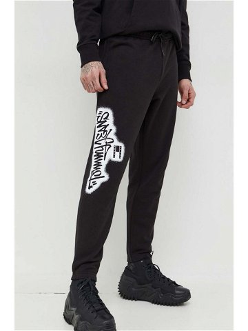 Tepláky Tommy Jeans černá barva s potiskem DM0DM18376