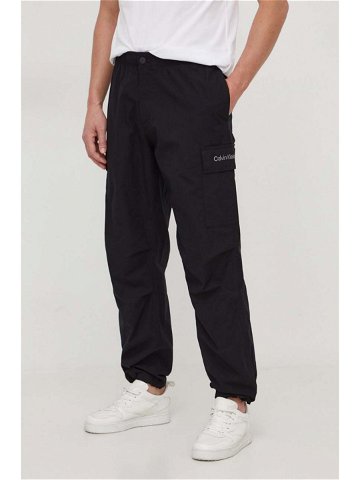 Bavlněné kalhoty Calvin Klein Jeans černá barva ve střihu cargo J30J324692