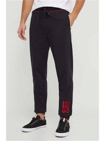 Bavlněné kalhoty HUGO černá barva s aplikací 50510541