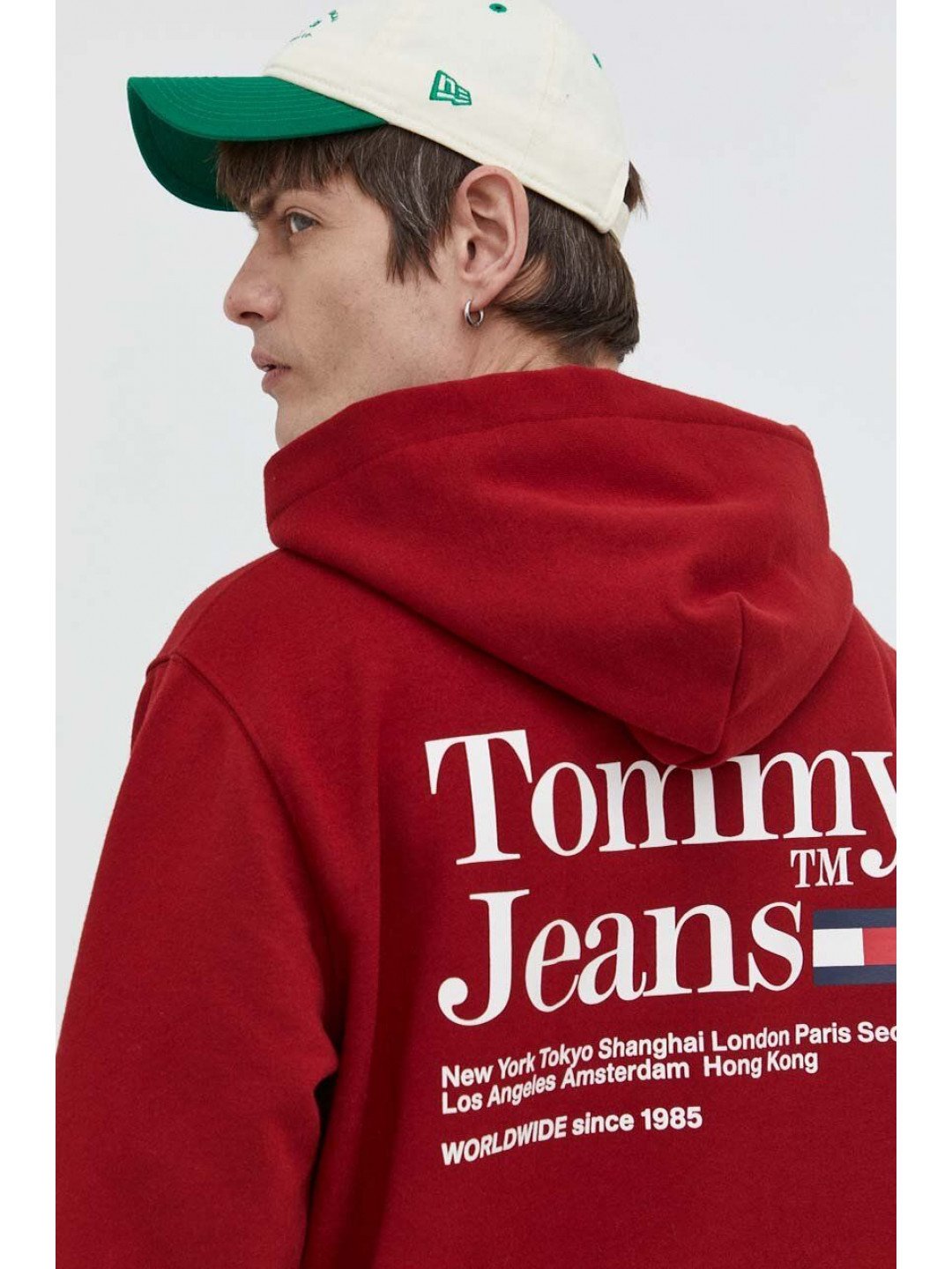 Mikina Tommy Jeans pánská vínová barva s kapucí s potiskem DM0DM18860
