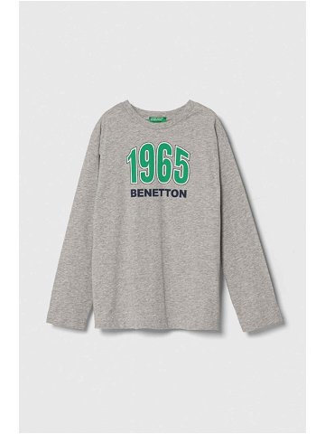 Dětské bavlněné tričko s dlouhým rukávem United Colors of Benetton šedá barva s potiskem
