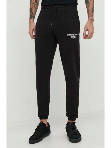 Bavlněné tepláky Tommy Jeans černá barva s potiskem DM0DM18935