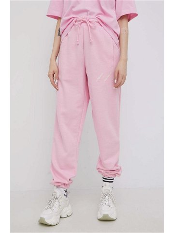 Kalhoty adidas Originals HM4873 dámské růžová barva s potiskem