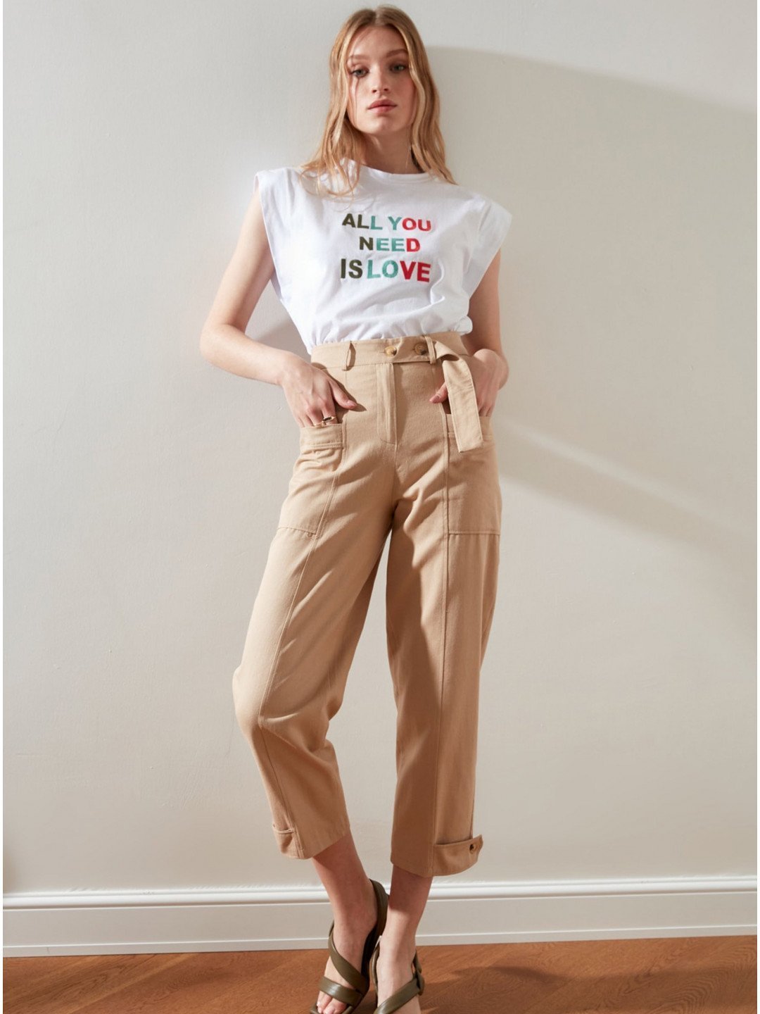 Béžové dámské zkrácené kalhoty s kapsami Trendyol