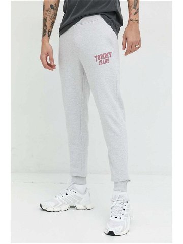 Bavlněné tepláky Tommy Jeans šedá barva s potiskem