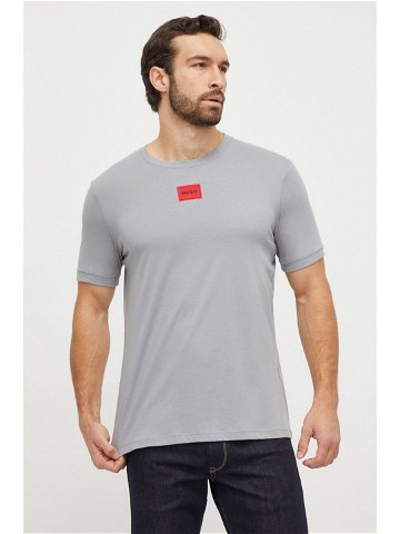 Bavlněné tričko HUGO šedá barva s aplikací 50447978